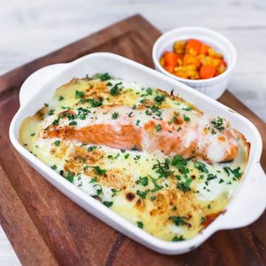 Cheesa Baked Salmon with mashed potato